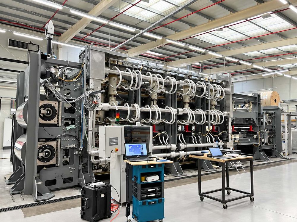 Doppelbandpresse mit Lasertracker im Messeinsatz, Ungarn